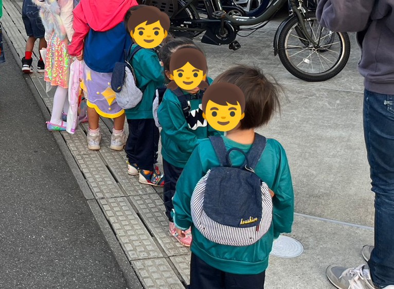 リュックを背負っている子ども